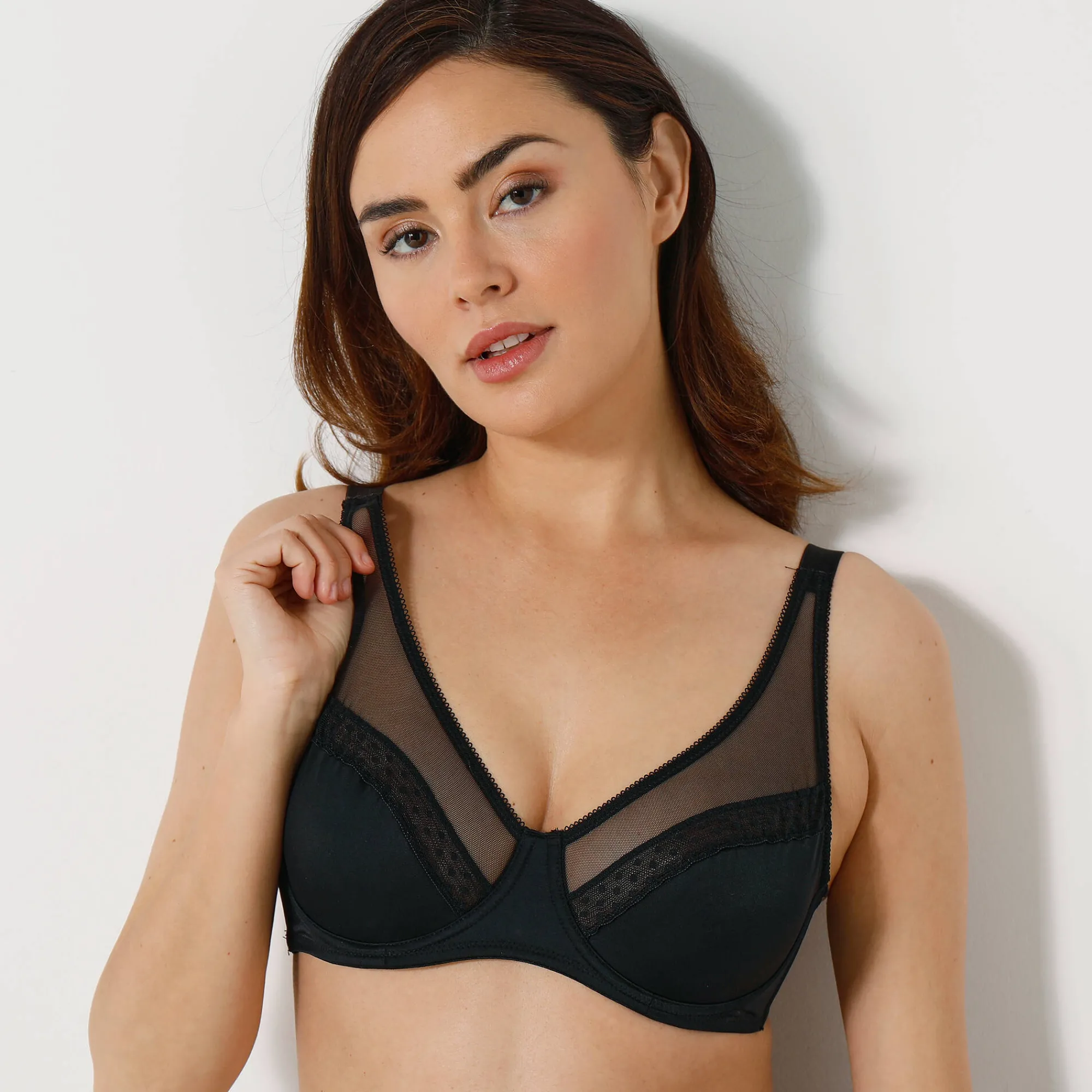 Beha<Confidence Lingerie Minimizerbeha in microvezel en tule Paia, met beugels zwart