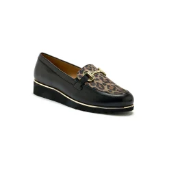 Derby's En Mocassins|Schoenen<PédiConfort Mocassins met sleehak en fantasiejuweel in leer en luipaard zwart / beige