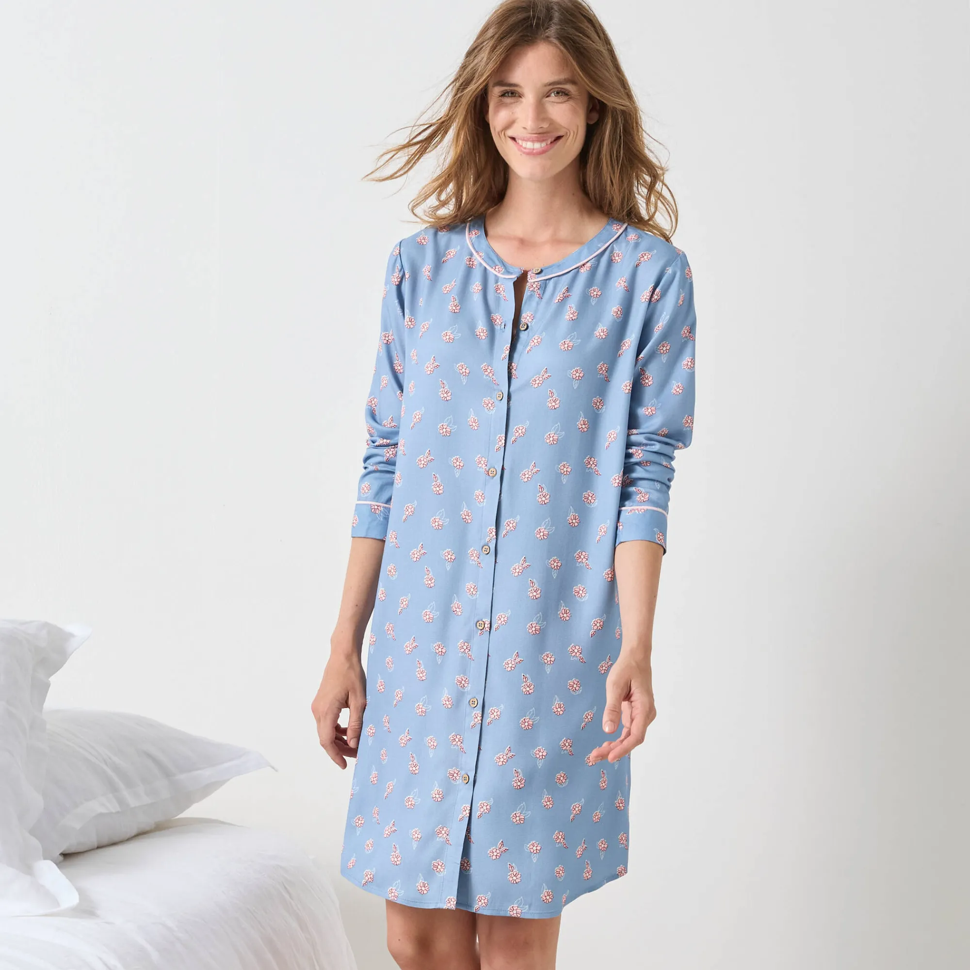 Nachthemd<Blancheporte Nachthemd in liketmodel met knopen vooraan en bloemenprint blauw / roze