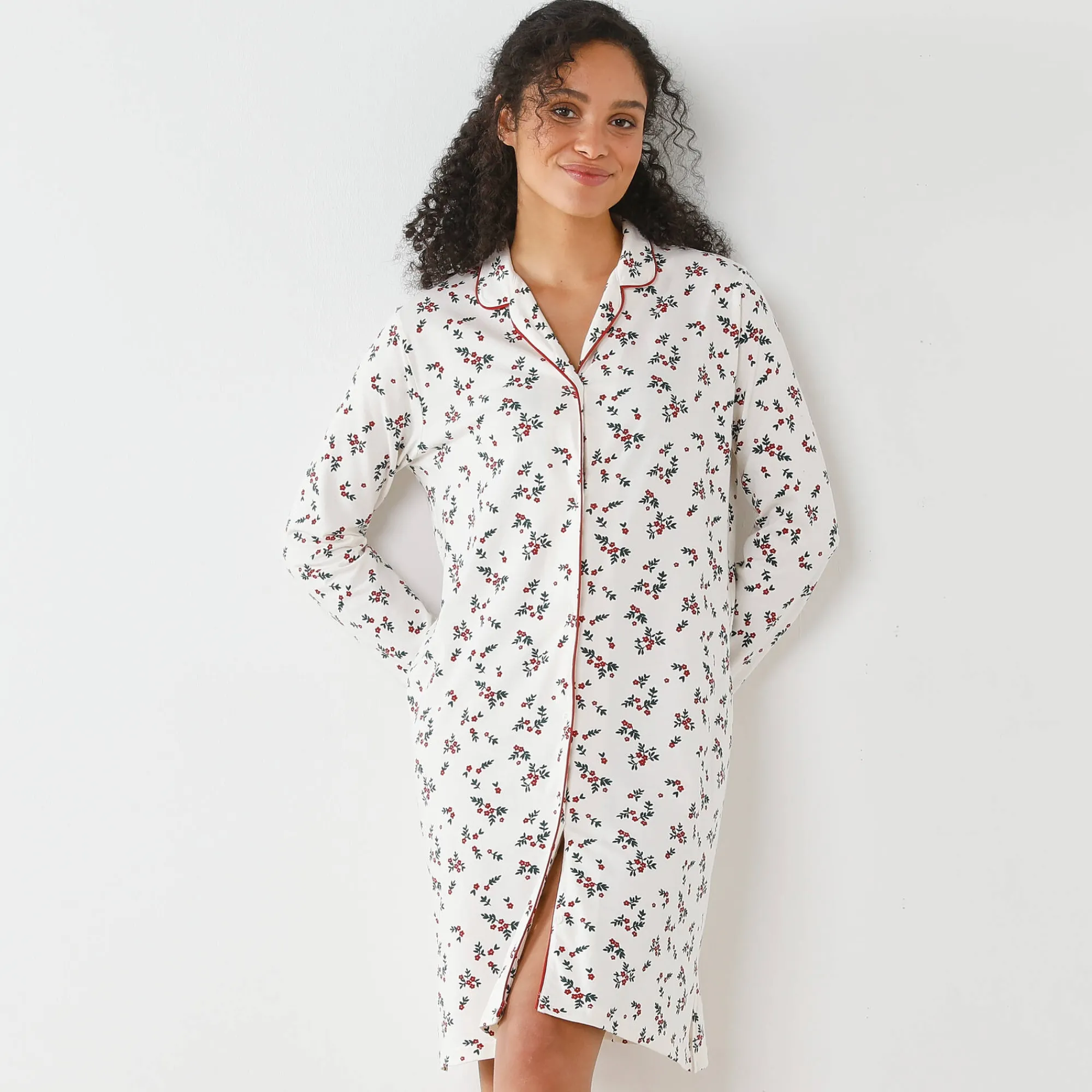 Nachthemd<Blancheporte Nachthemd met reverskraag en hulstprint ecru / kersenrood