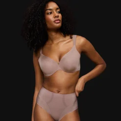 Beha<Triumph Omhullende beha "Illusion curves" - beugels rosébeige
