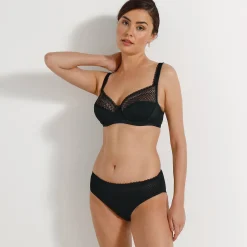Feestelijke Lingerie|Beha<Confidence Lingerie Omhullende beha in kant Kalapana, met flexibele beugels zwart