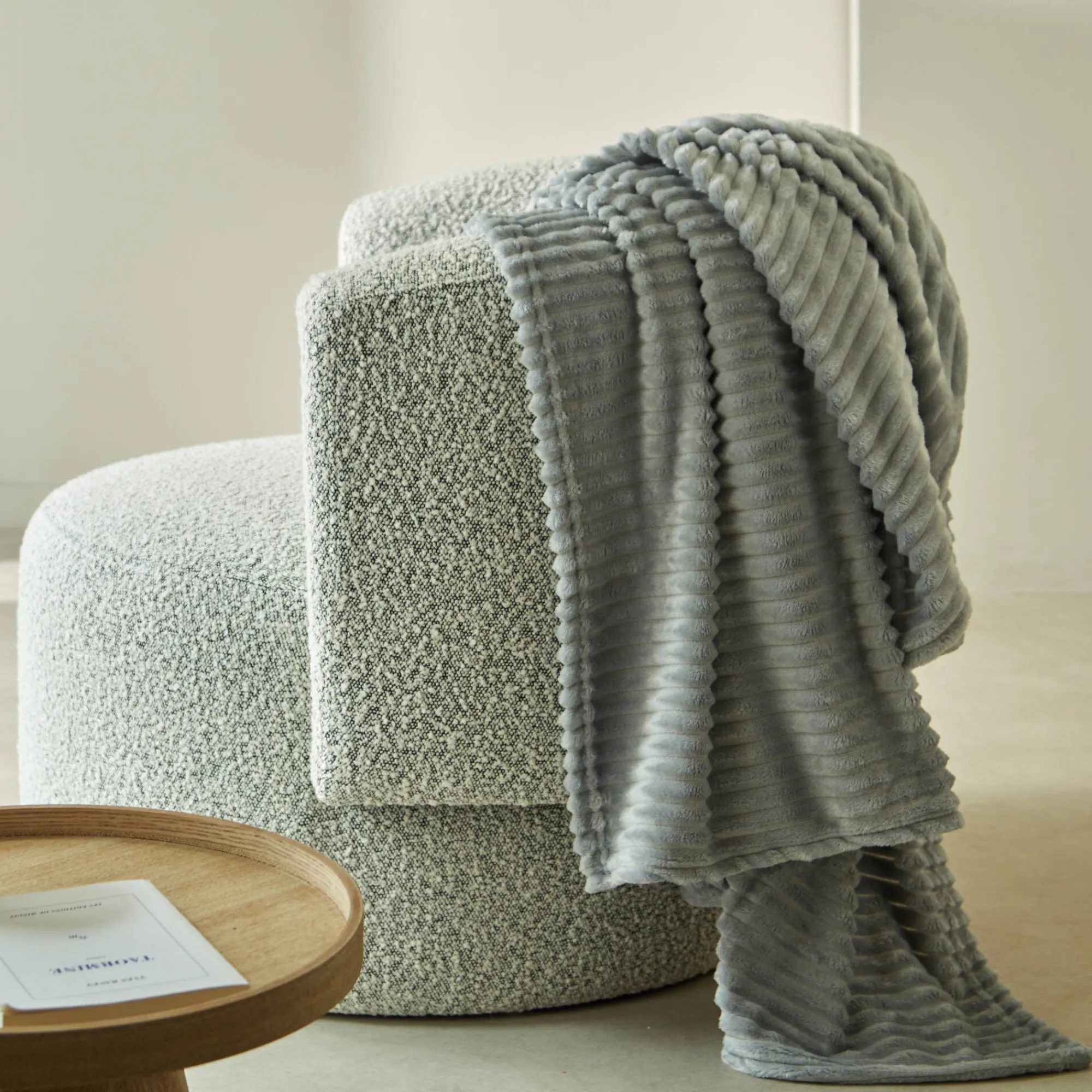 Plaid<Blancheporte Plaid met ribbeleffect en pluchetouch lichtgrijs