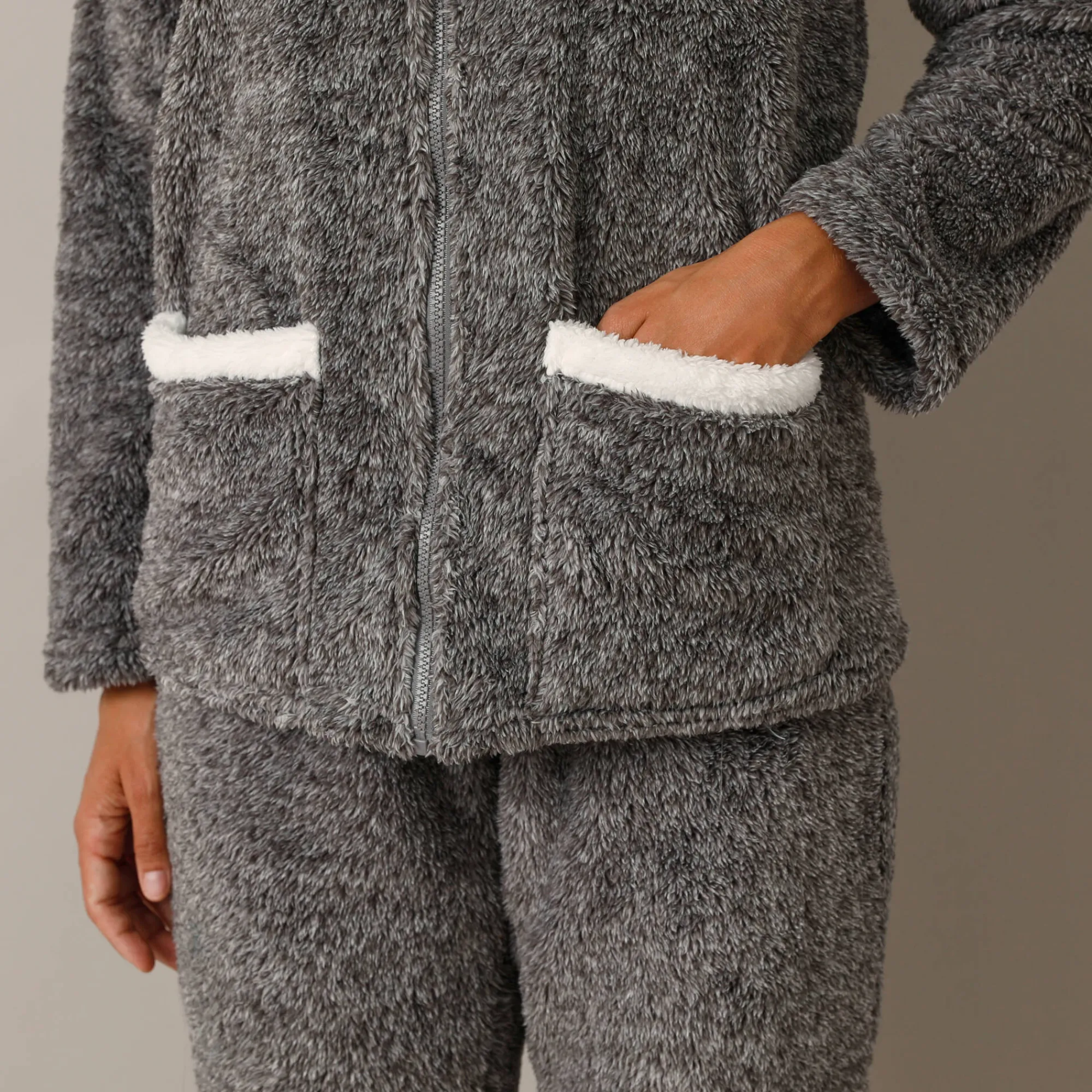 Pyjama<Blancheporte Pyjama in fleece, jasje met rits en pompons grijs / ecru
