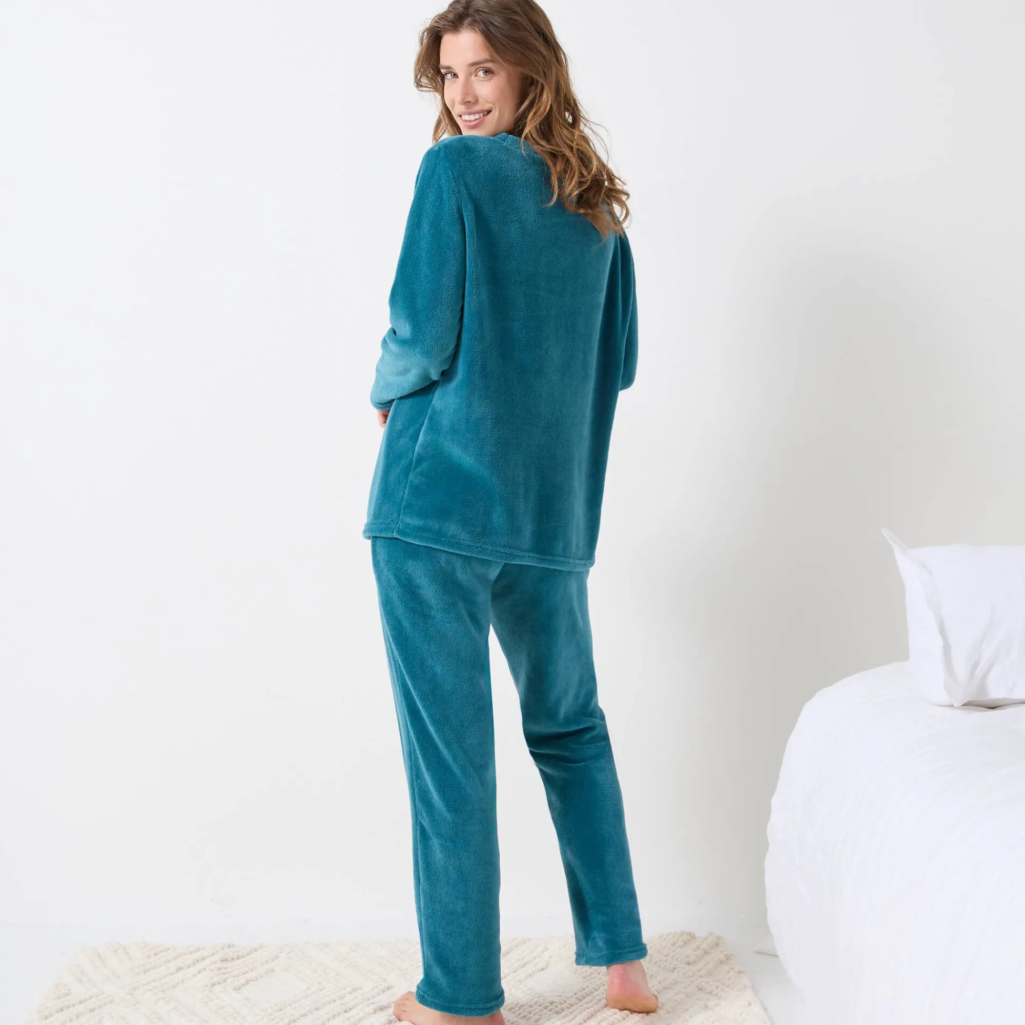 Pyjama<Blancheporte Pyjama in fleece met 'bonheur' borduursel, lange mouwen eendenblauw