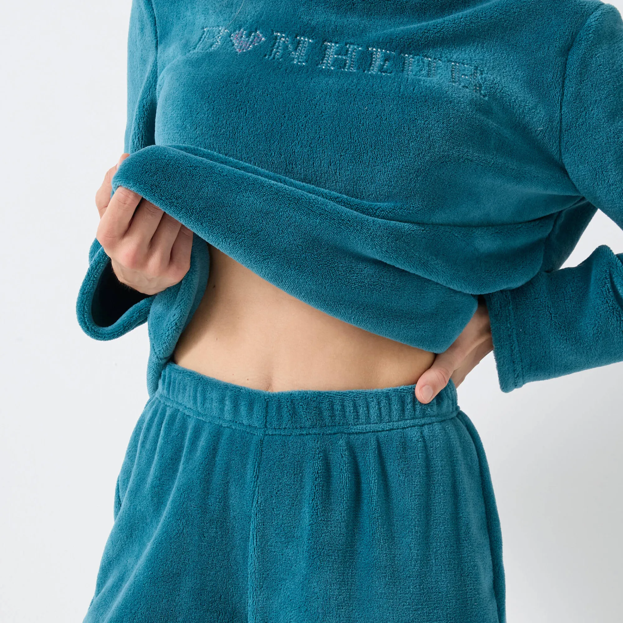 Pyjama<Blancheporte Pyjama in fleece met 'bonheur' borduursel, lange mouwen eendenblauw