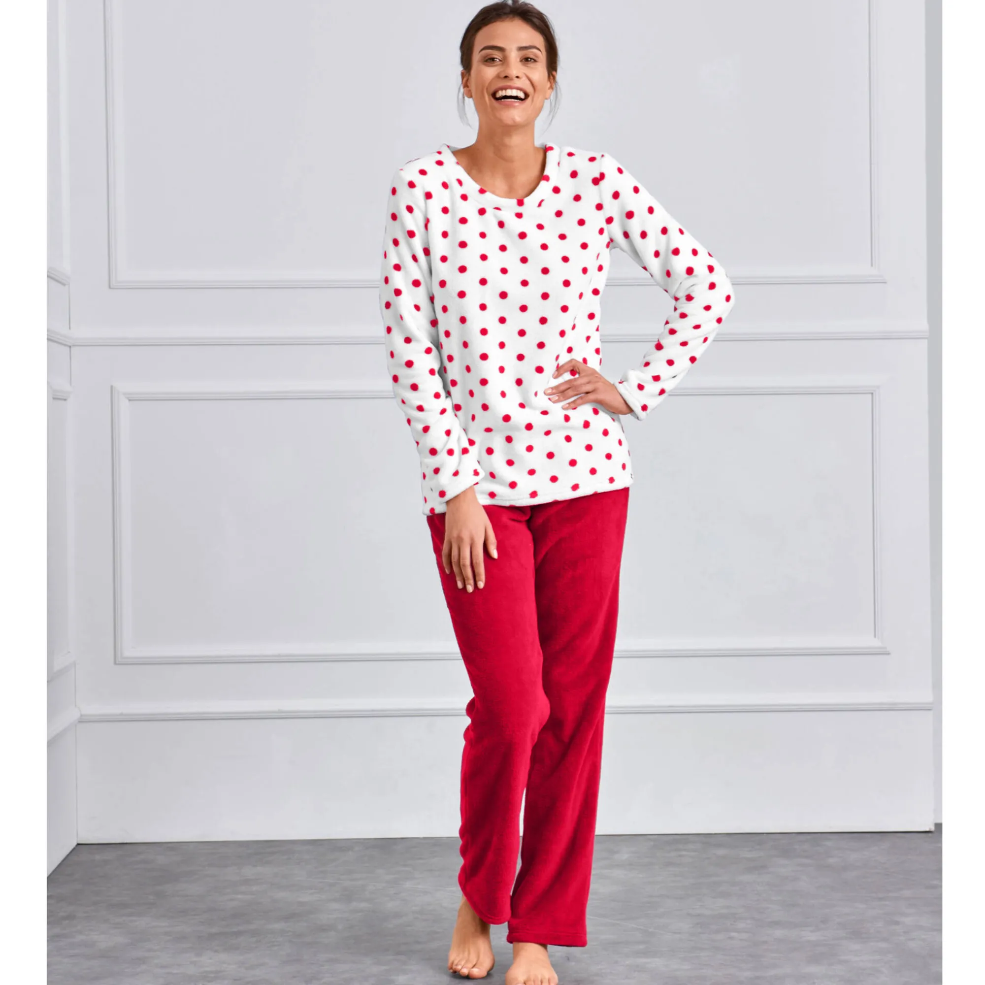 Pyjama<Blancheporte Pyjama in fleece met stippenprint, pluchetouch en lange mouwen kers bolletjes