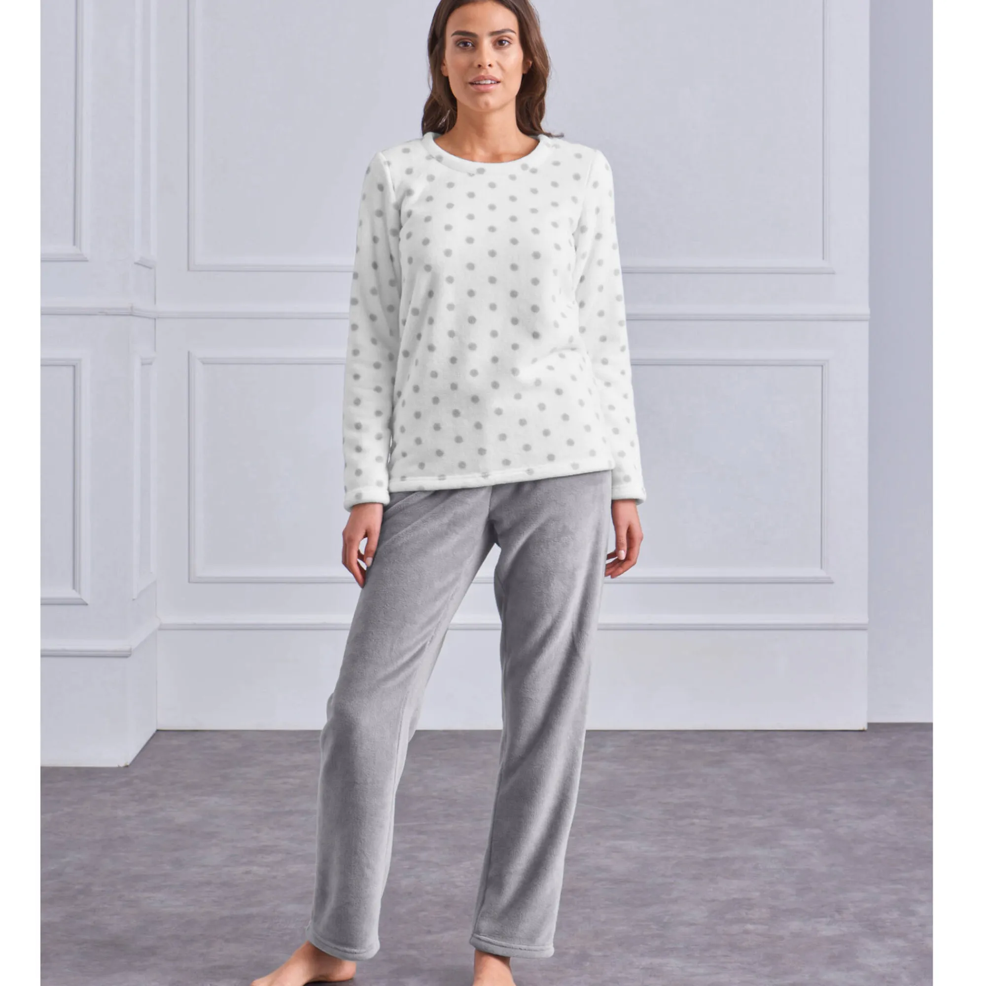 Pyjama<Blancheporte Pyjama in fleece met stippenprint, pluchetouch en lange mouwen grijs