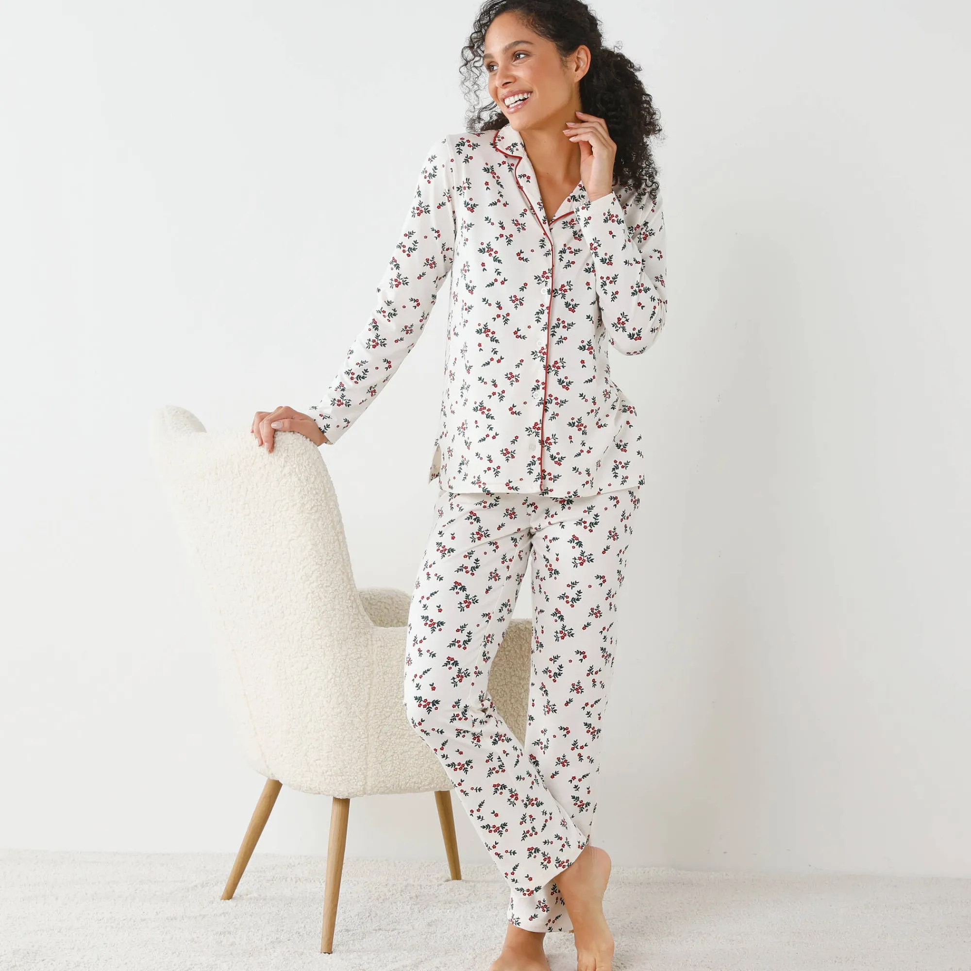 Pyjama<Blancheporte Pyjama met reverskraag en hulstprint ecru / kersenrood