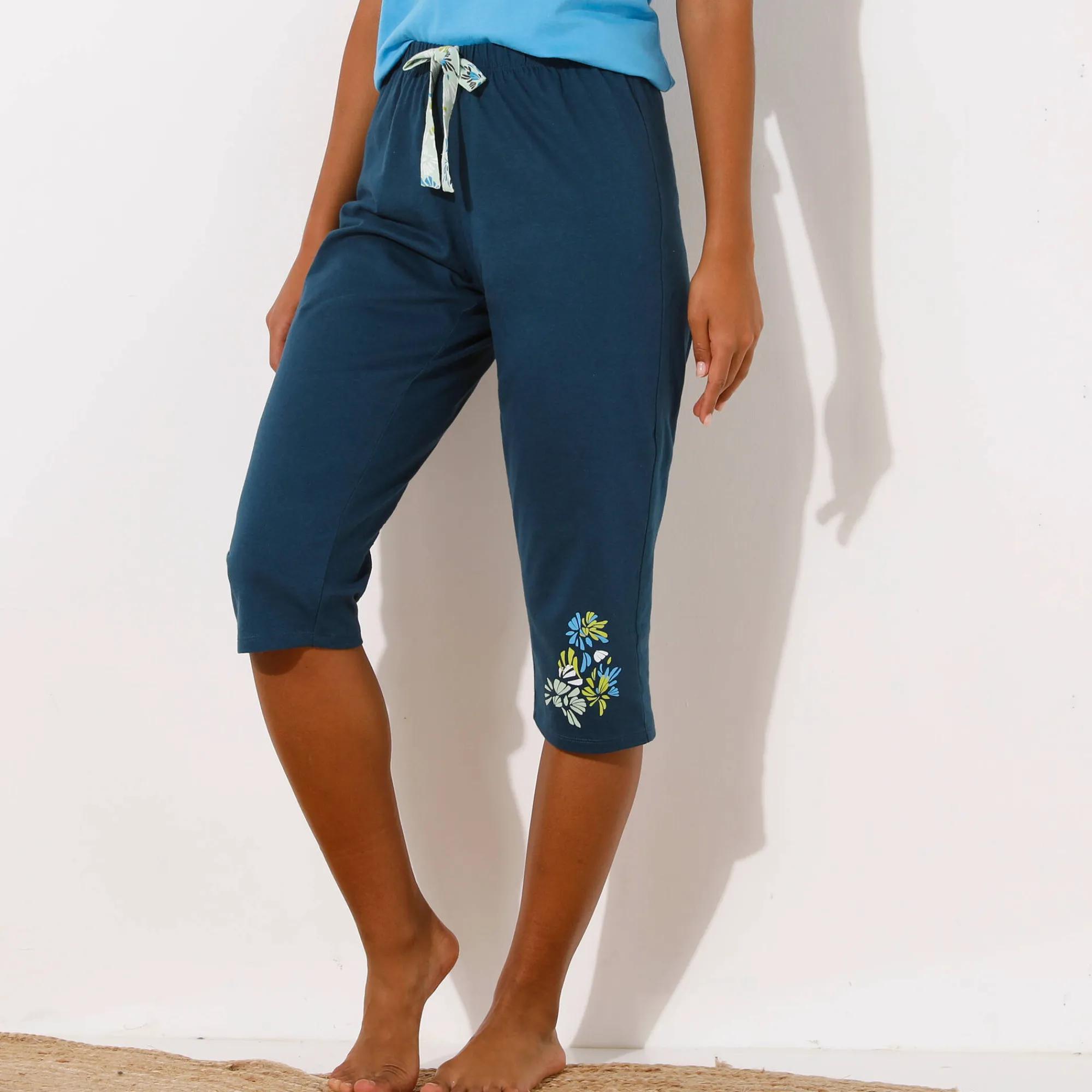 Pyjama<Blancheporte 3/4-pyjamabroek met geplaatste bloemblaadjesprint donkerblauw