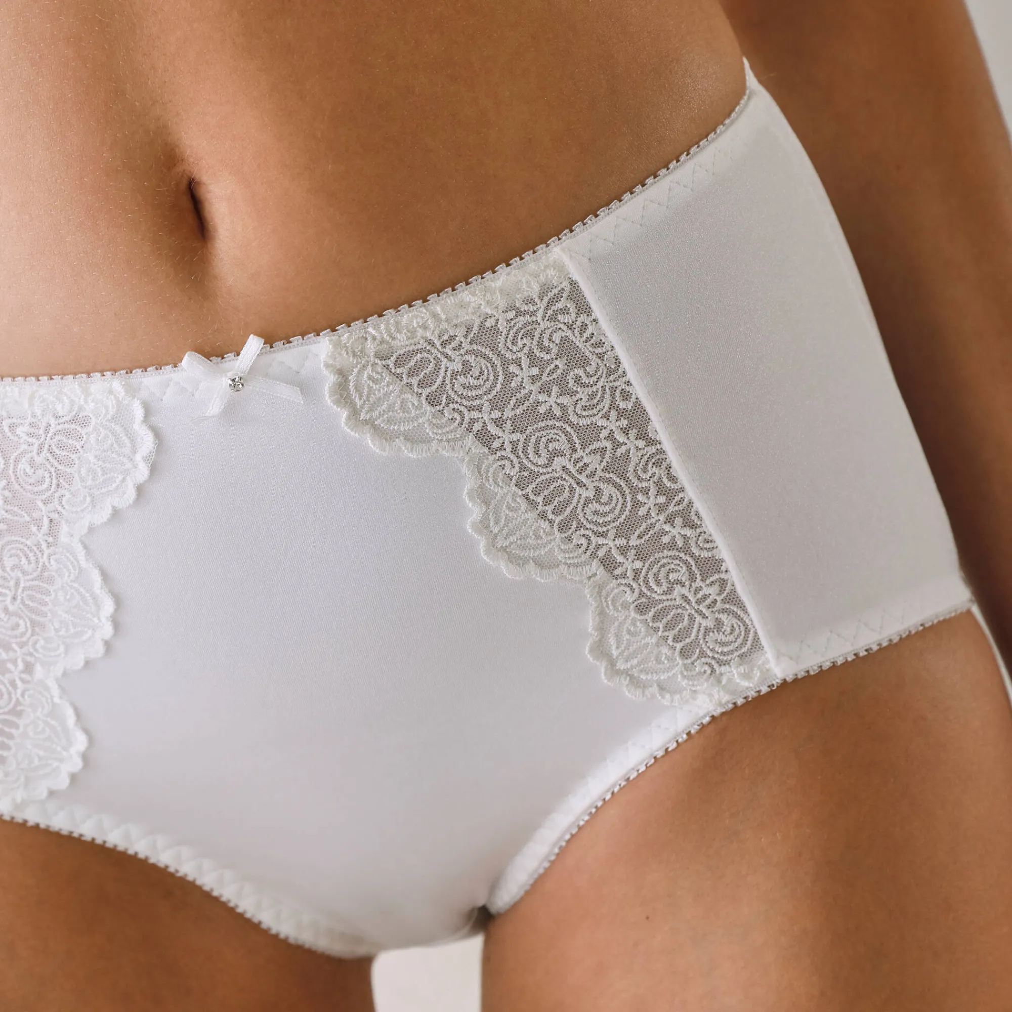 Slip En Shorty<Confidence Lingerie Slip met hoge taille en 'platte buik' effect - Calenca ivoorkleur