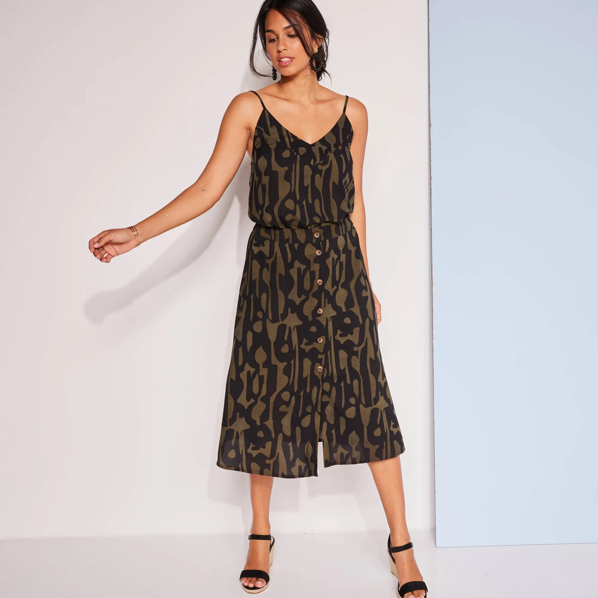 Rok<Blancheporte Soepele rok met knoopsluiting en grafische print, viscose kaki / zwart