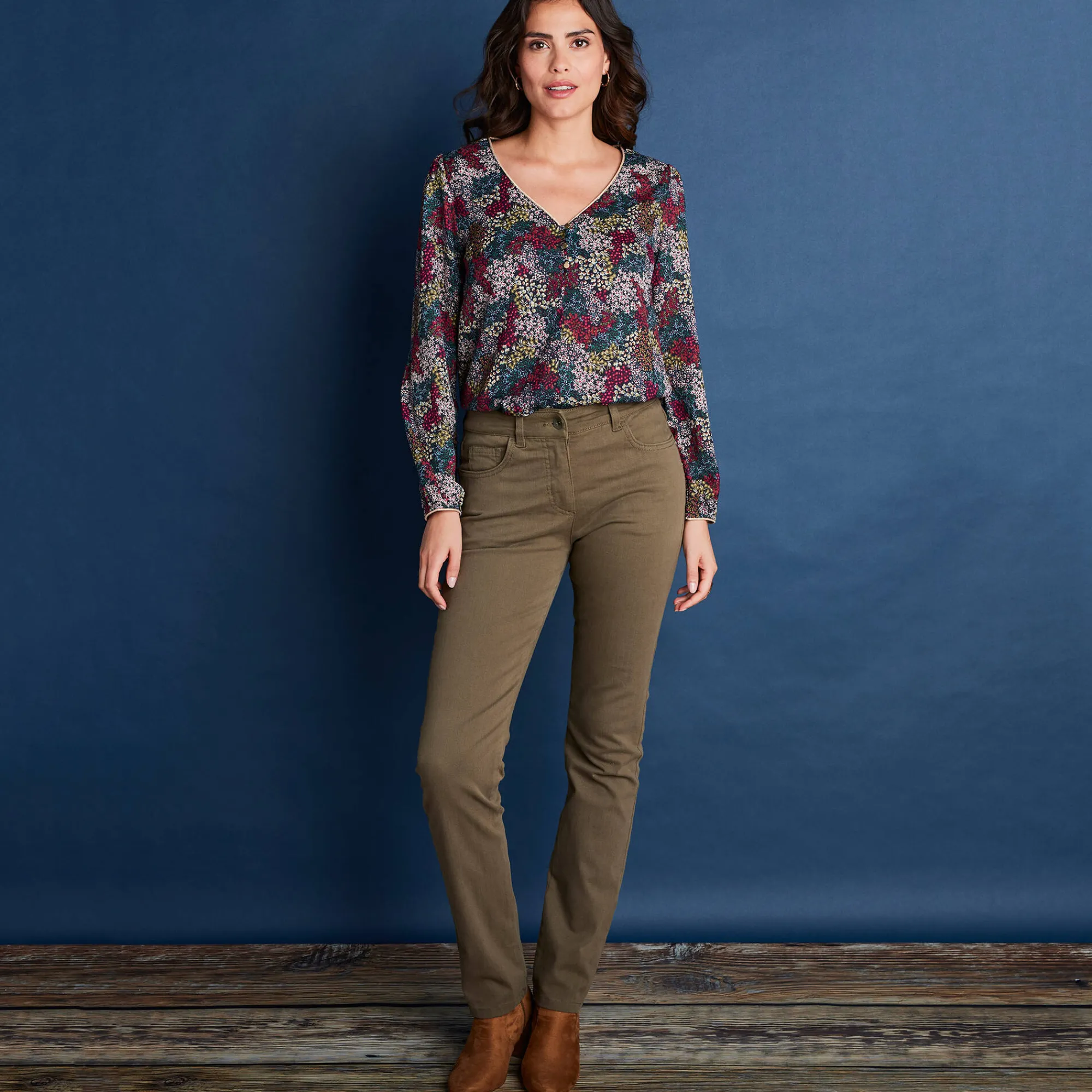 Broek<Colors&Co Steungevende broek voor kleine lengte, binnenpijplengte 75 cm olijfgroen
