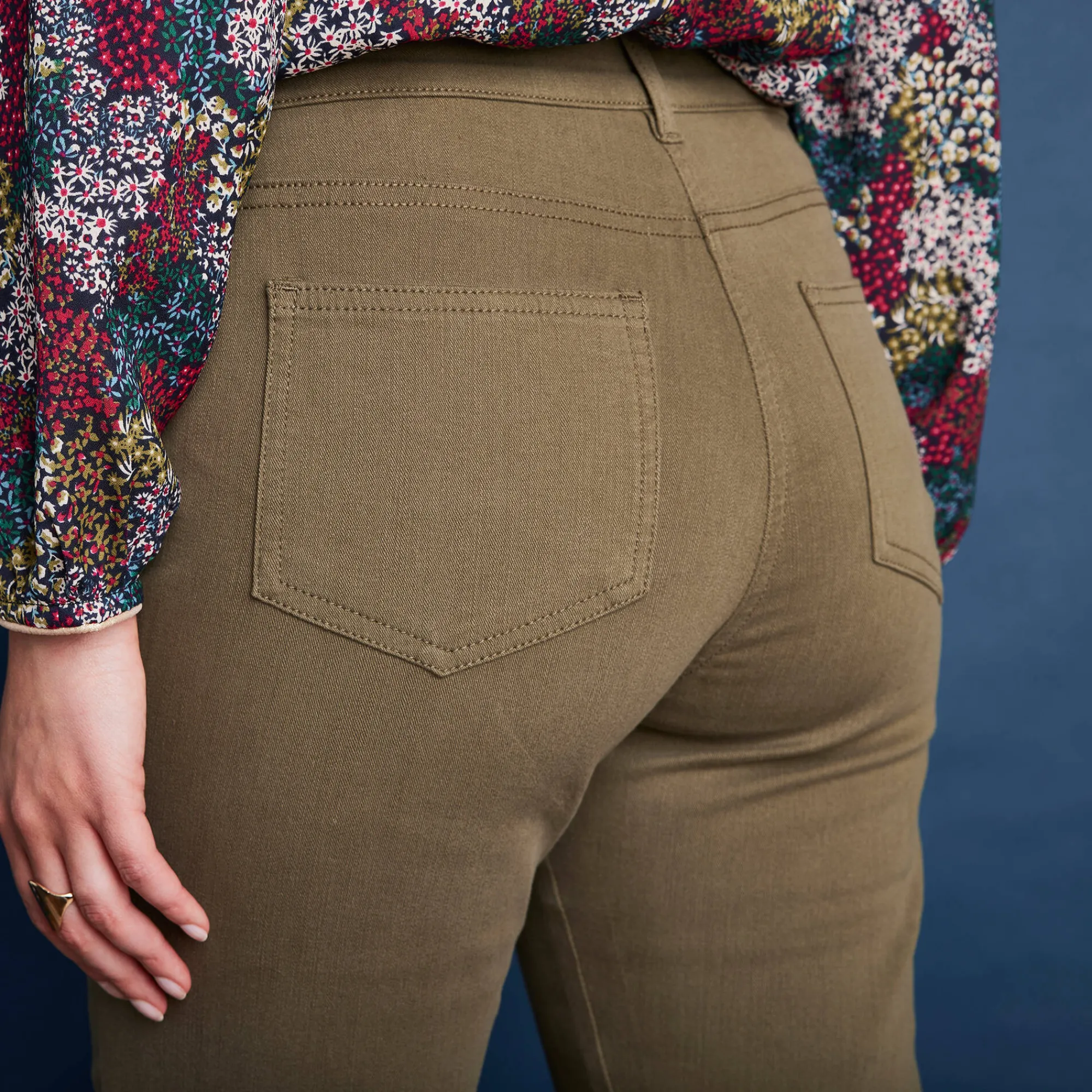 Broek<Colors&Co Steungevende broek voor kleine lengte, binnenpijplengte 75 cm olijfgroen