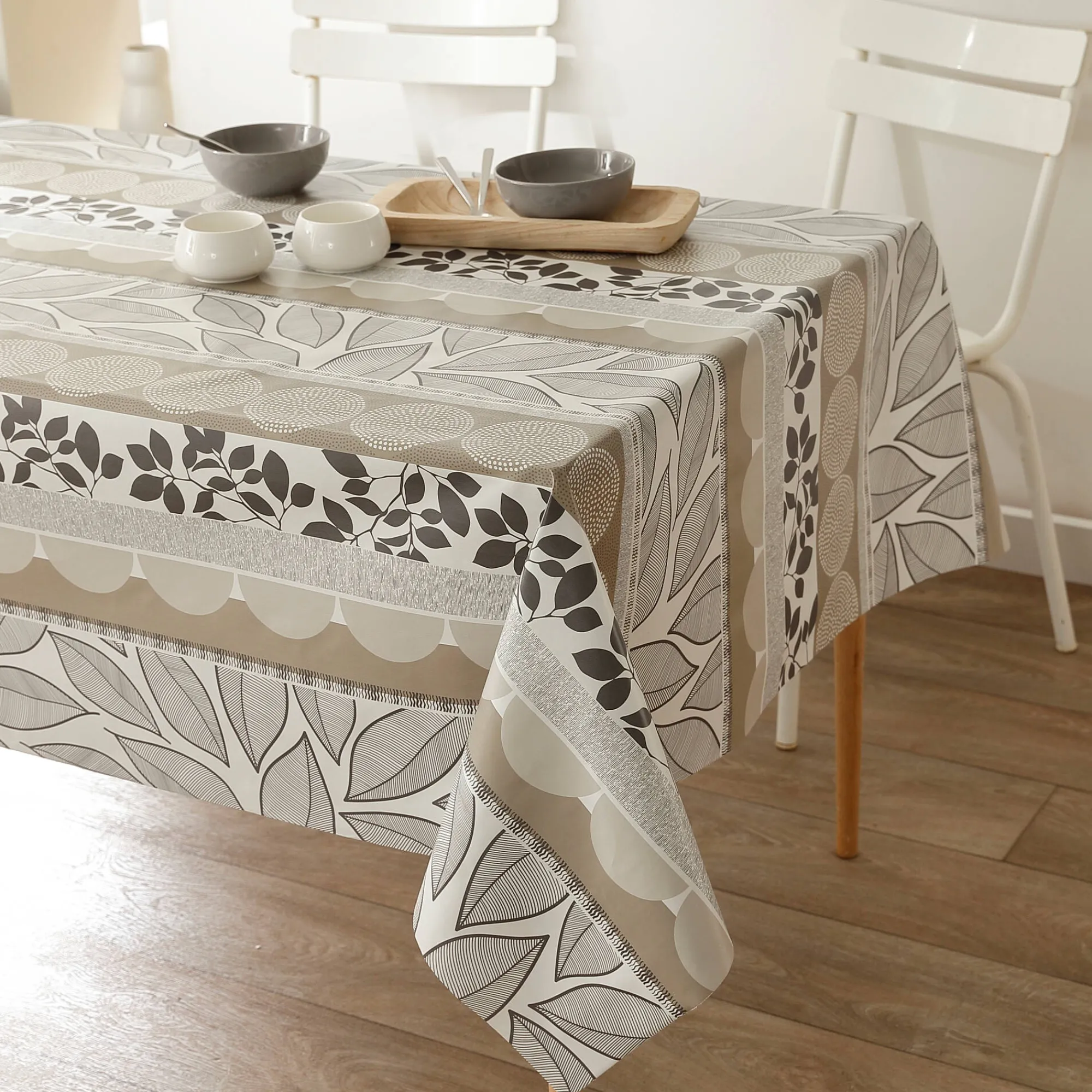 Tafelkleed<Blancheporte Tafellaken in toile cirée met bladeren- en tafellopereffect taupe / wit