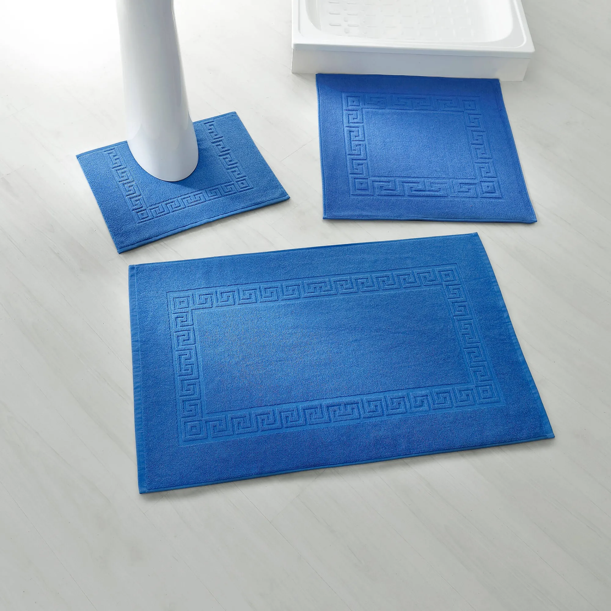 Badmatje<Blancheporte Tapijt met Griekse sierrand, standaard kwaliteit felblauw