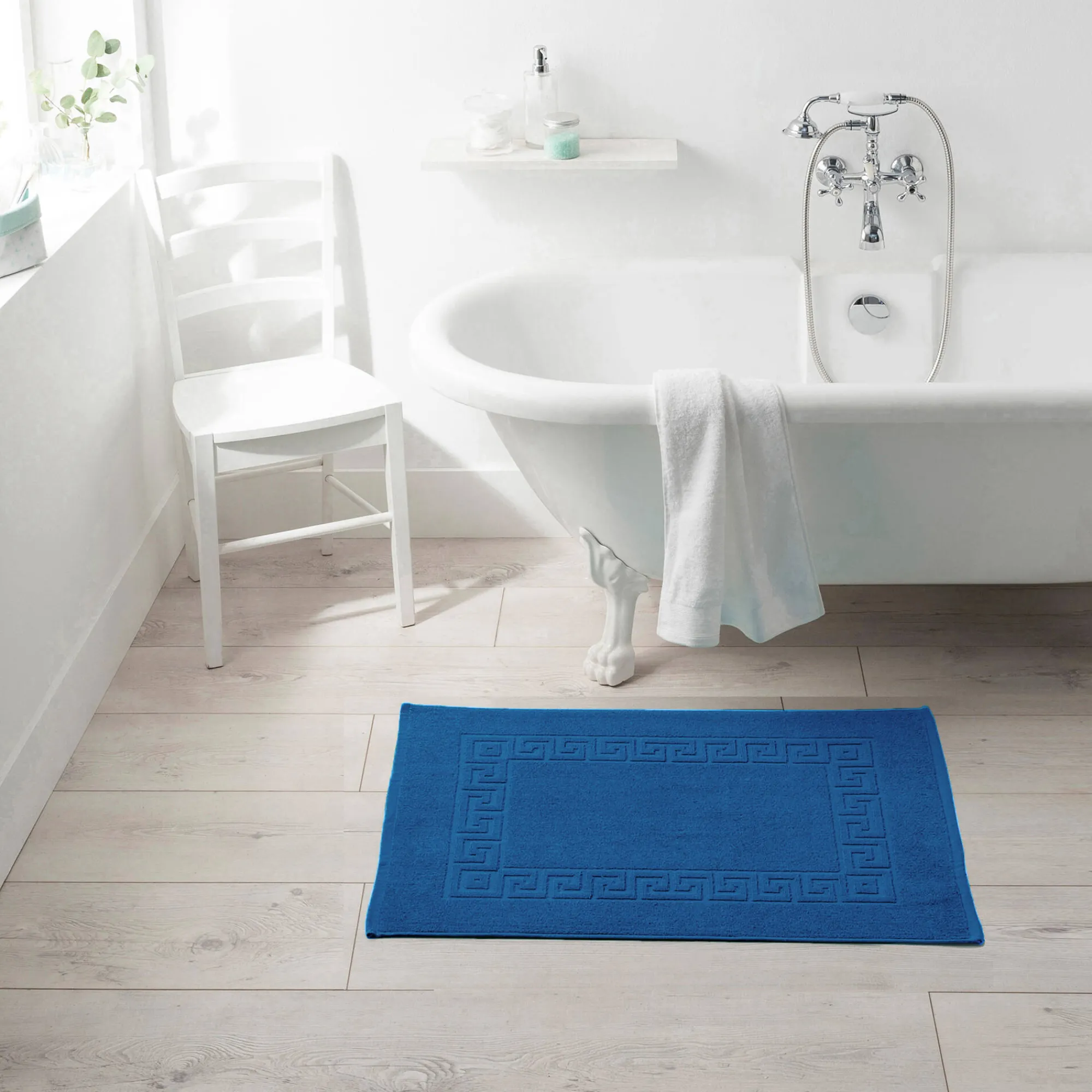 Badmatje<Blancheporte Tapijt met Griekse sierrand, standaard kwaliteit felblauw