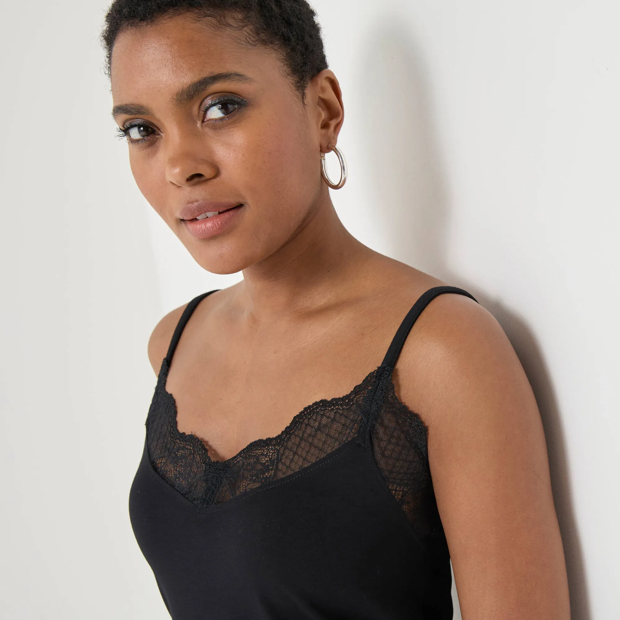T-Shirt En Topje<Blancheporte Topje met V-hals in kant, verstelbare bandjes zwart