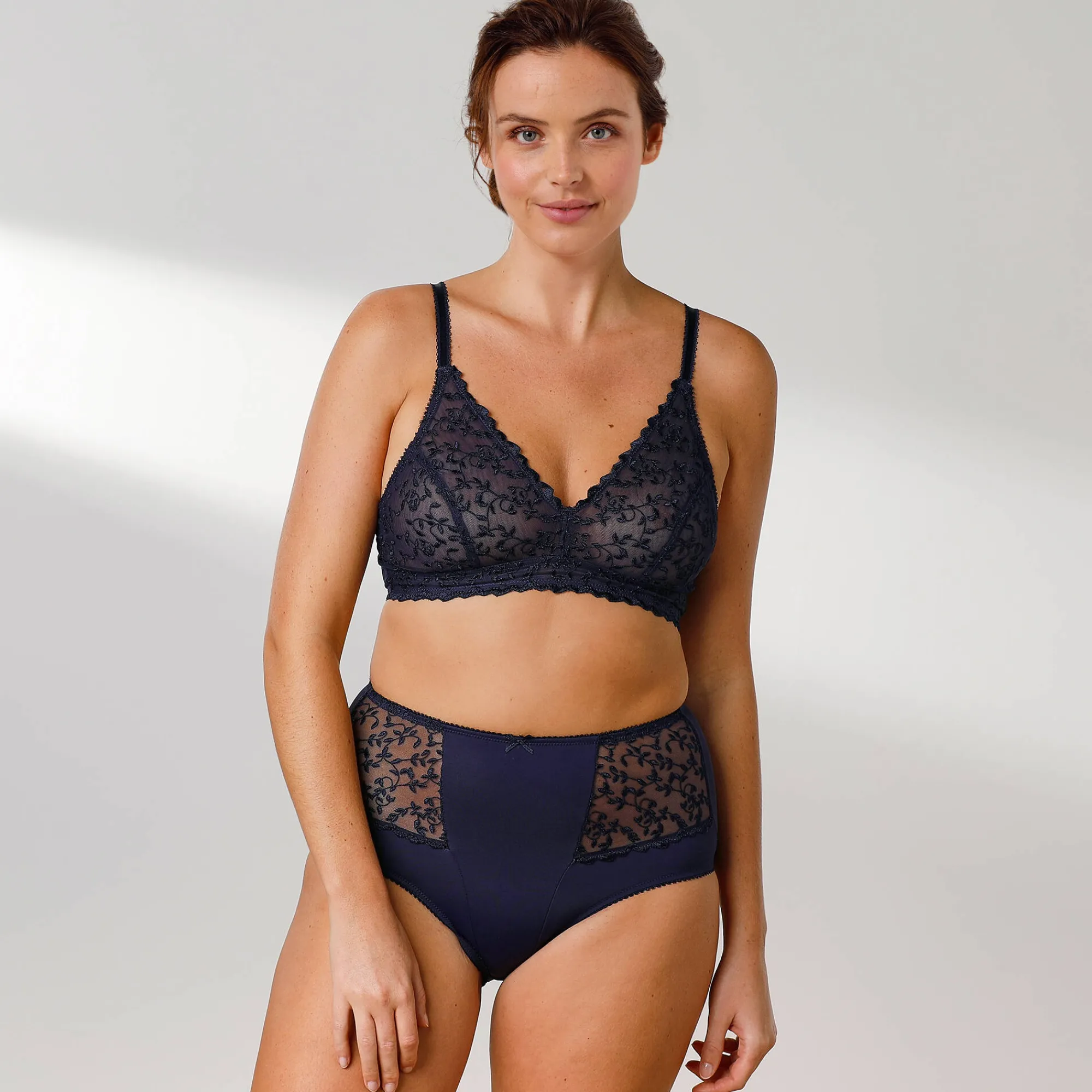 Beha<Confidence Lingerie Triangelbeha in geborduurde stretchtule Batlow - zonder beugels marine