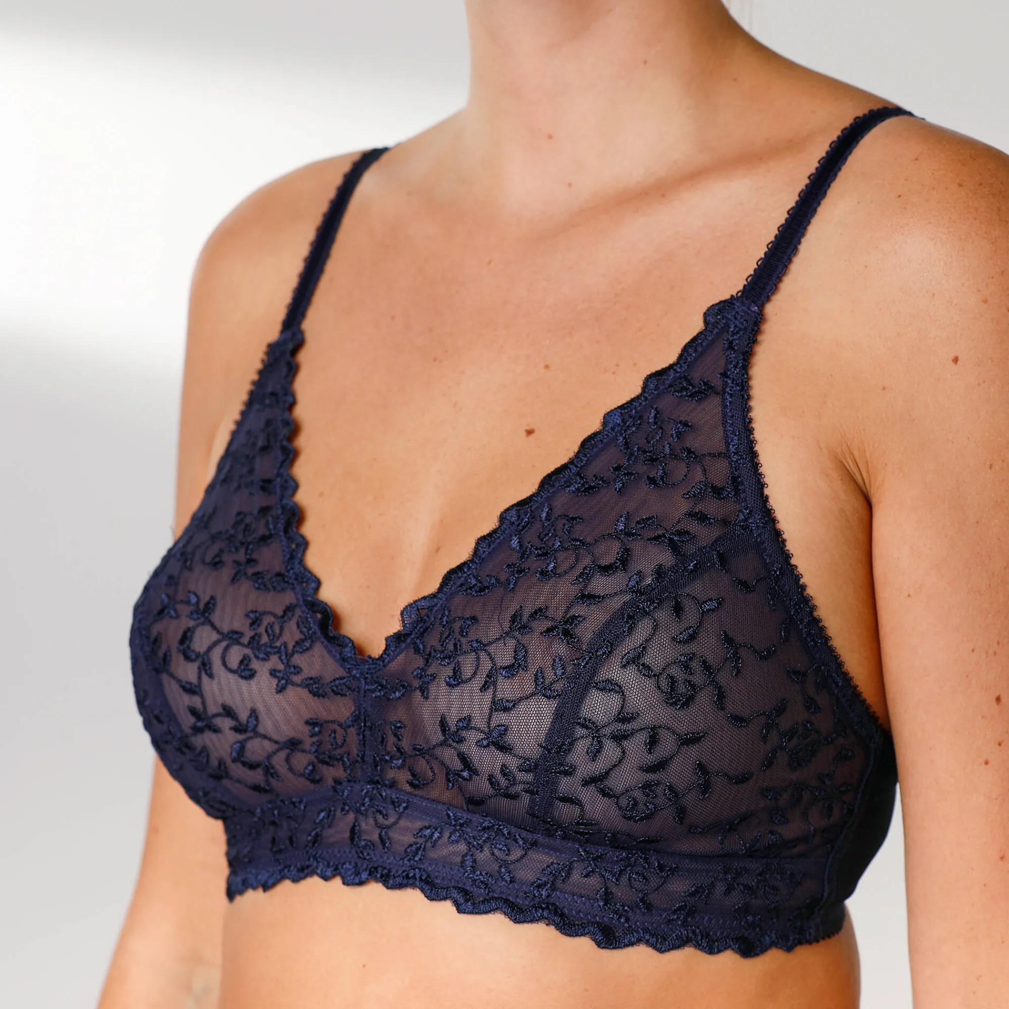 Beha<Confidence Lingerie Triangelbeha in geborduurde stretchtule Batlow - zonder beugels marine