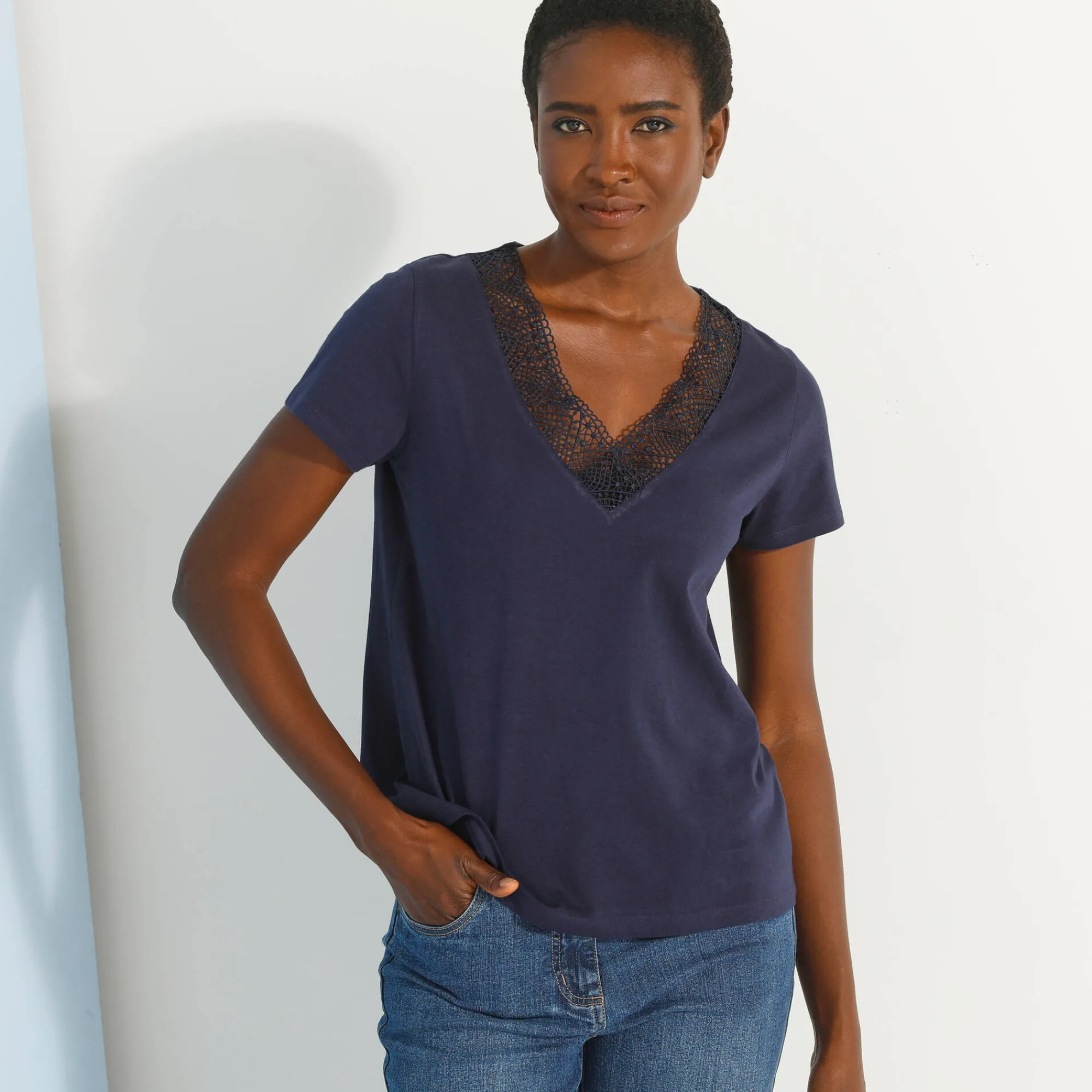 T-Shirt En Topje<Blancheporte T-shirt met V-hals in kant marine