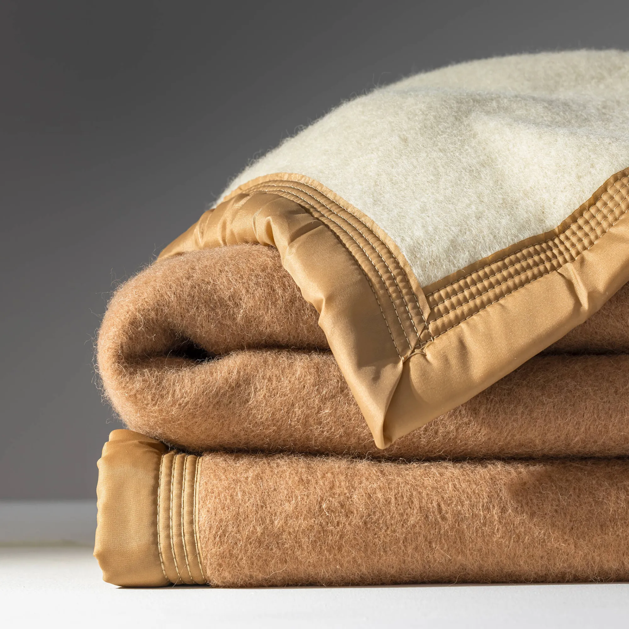 Deken<Ourson Tweekleurig deken in wol 800g/m2 camel