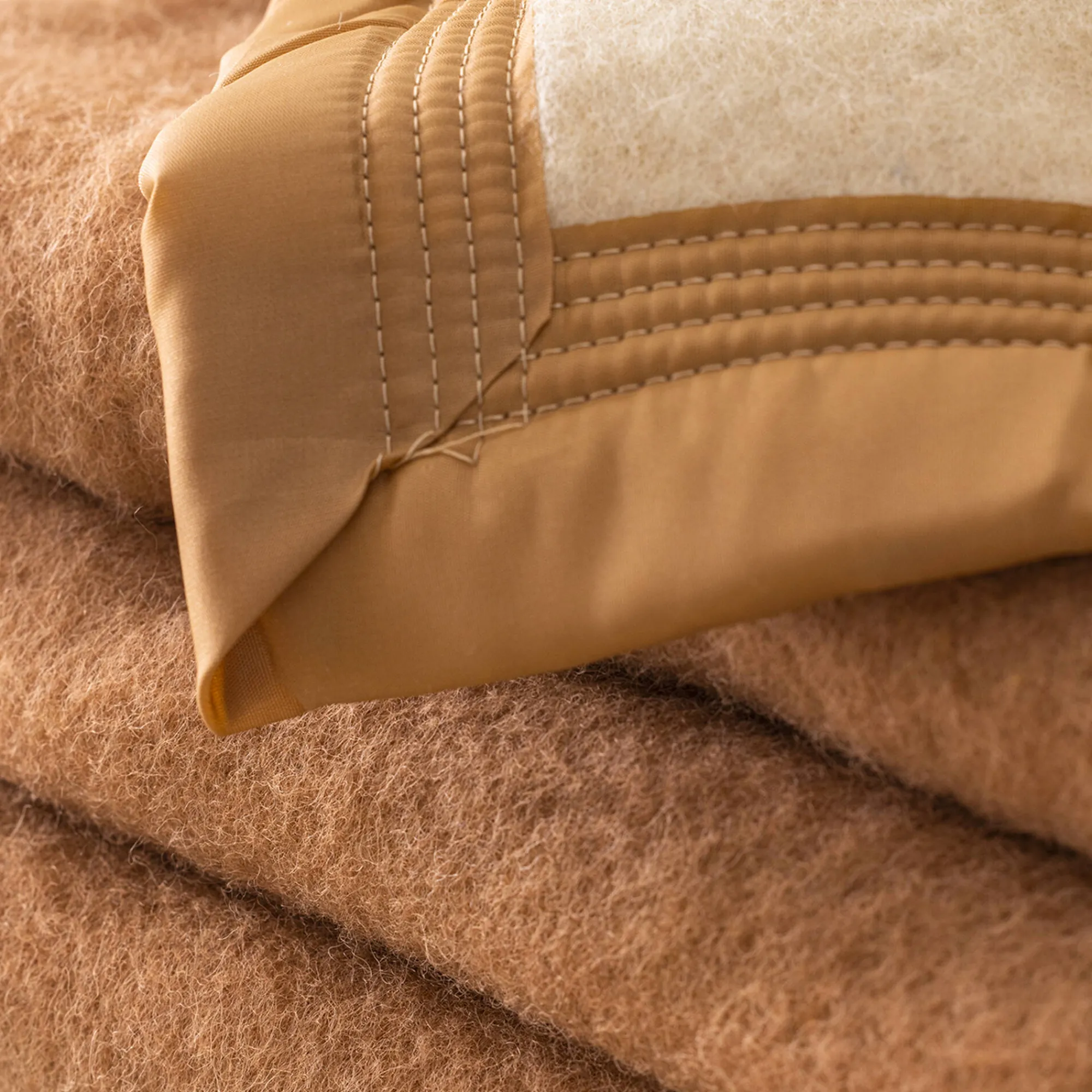 Deken<Ourson Tweekleurig deken in wol 800g/m2 camel