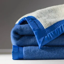 Deken<Ourson Tweekleurig deken in wol 800g/m2 blauw