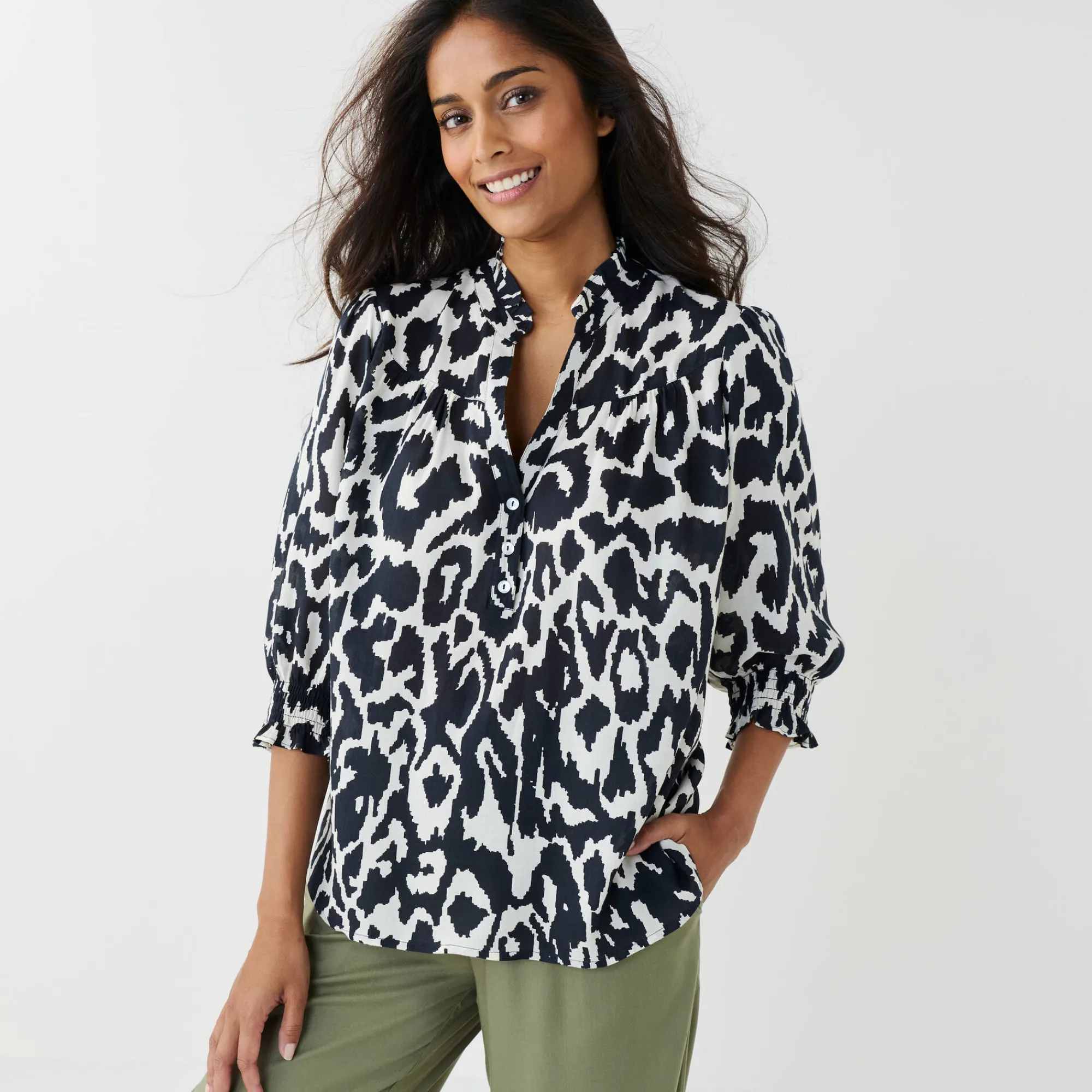 Bloes En Tuniek<Blancheporte Tweekleurige bloes met Tunesische hals, ellebooglange mouwen met smokwerk zwart / beige