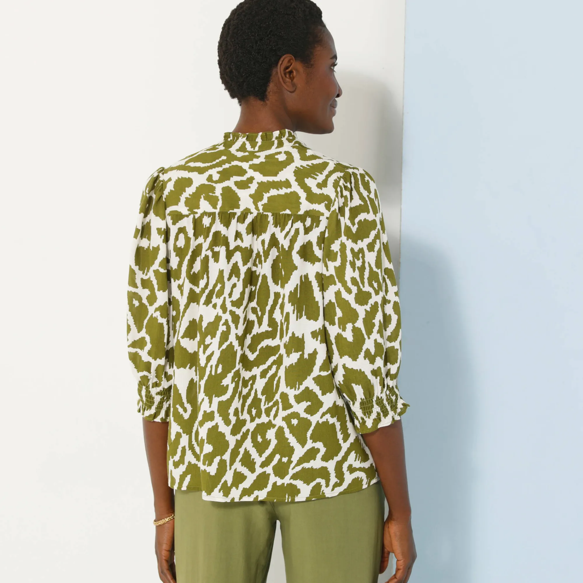 Bloes En Tuniek<Blancheporte Tweekleurige bloes met Tunesische hals, ellebooglange mouwen met smokwerk beige / groen