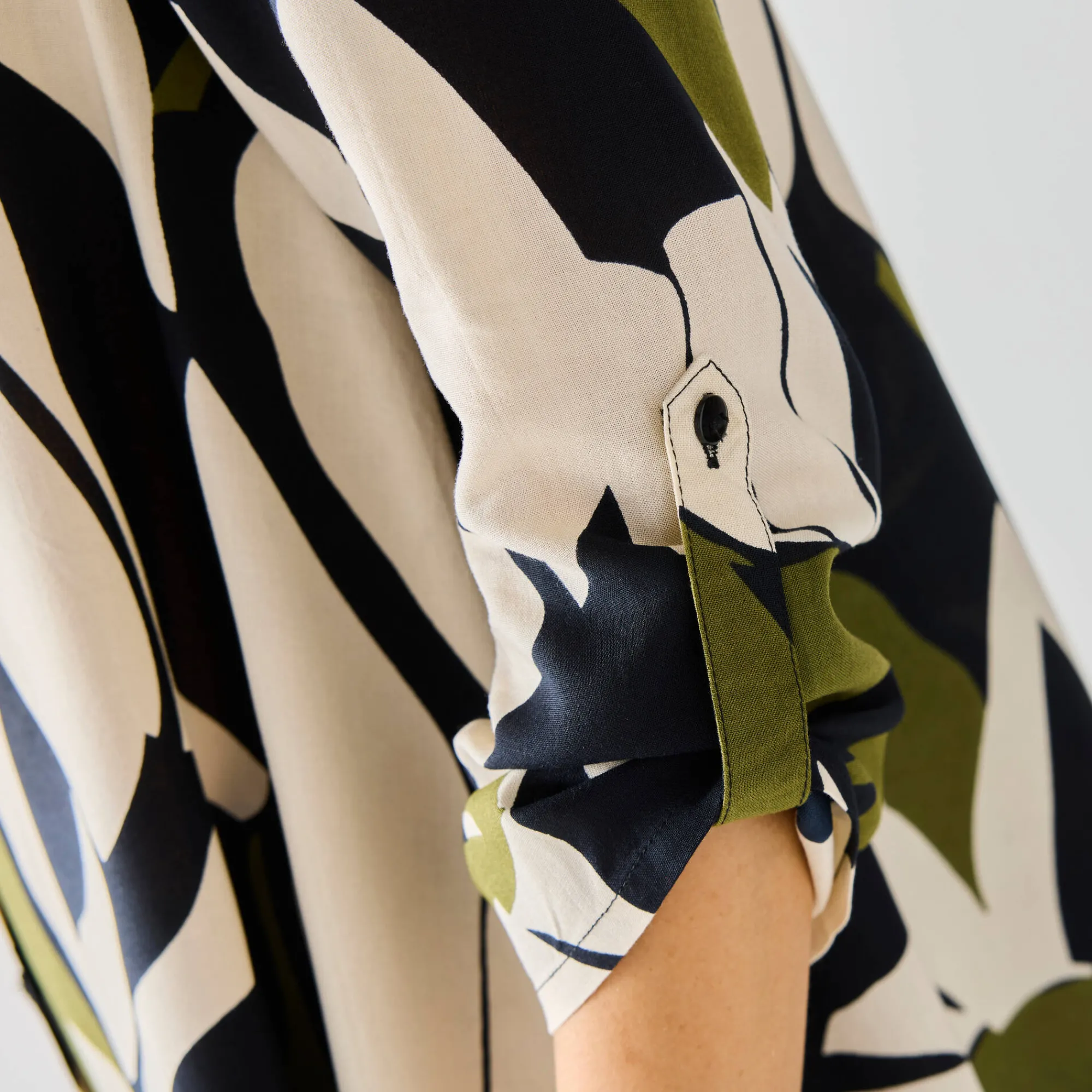 Bloes En Tuniek<Blancheporte Uitlopende tuniek met knopen en grafische print zwart / kaki