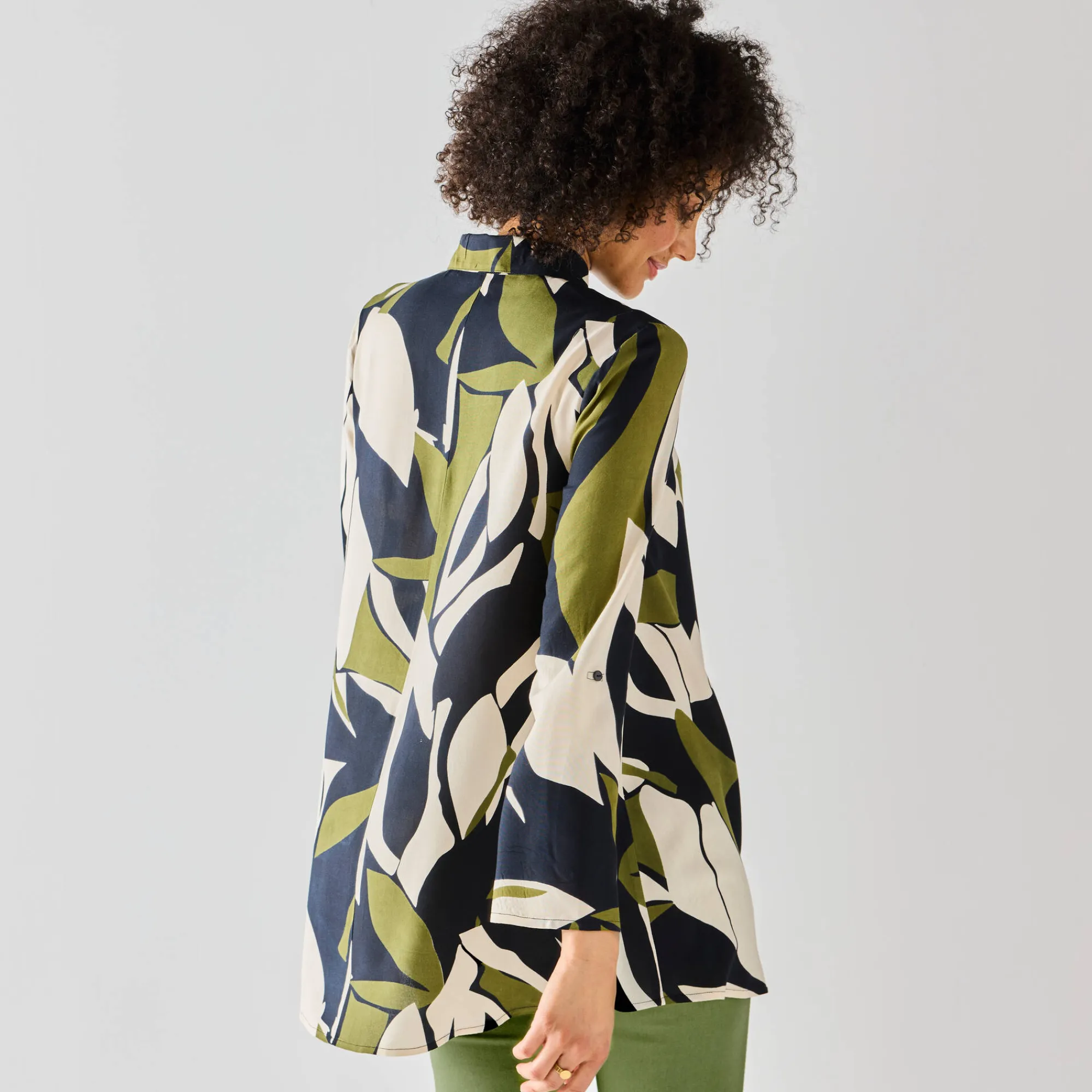 Bloes En Tuniek<Blancheporte Uitlopende tuniek met knopen en grafische print zwart / kaki