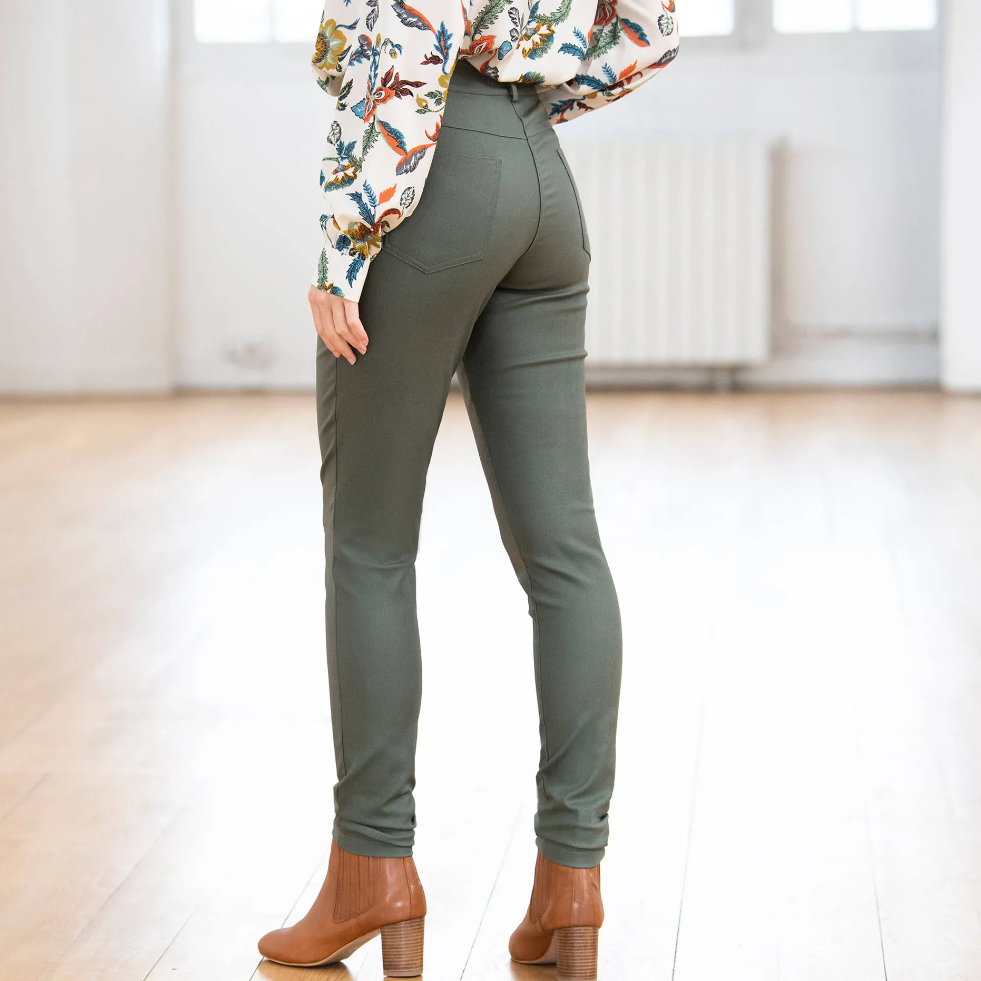 Broek<Blancheporte Ultrarekbare, nauwsluitende broek met coating kaki