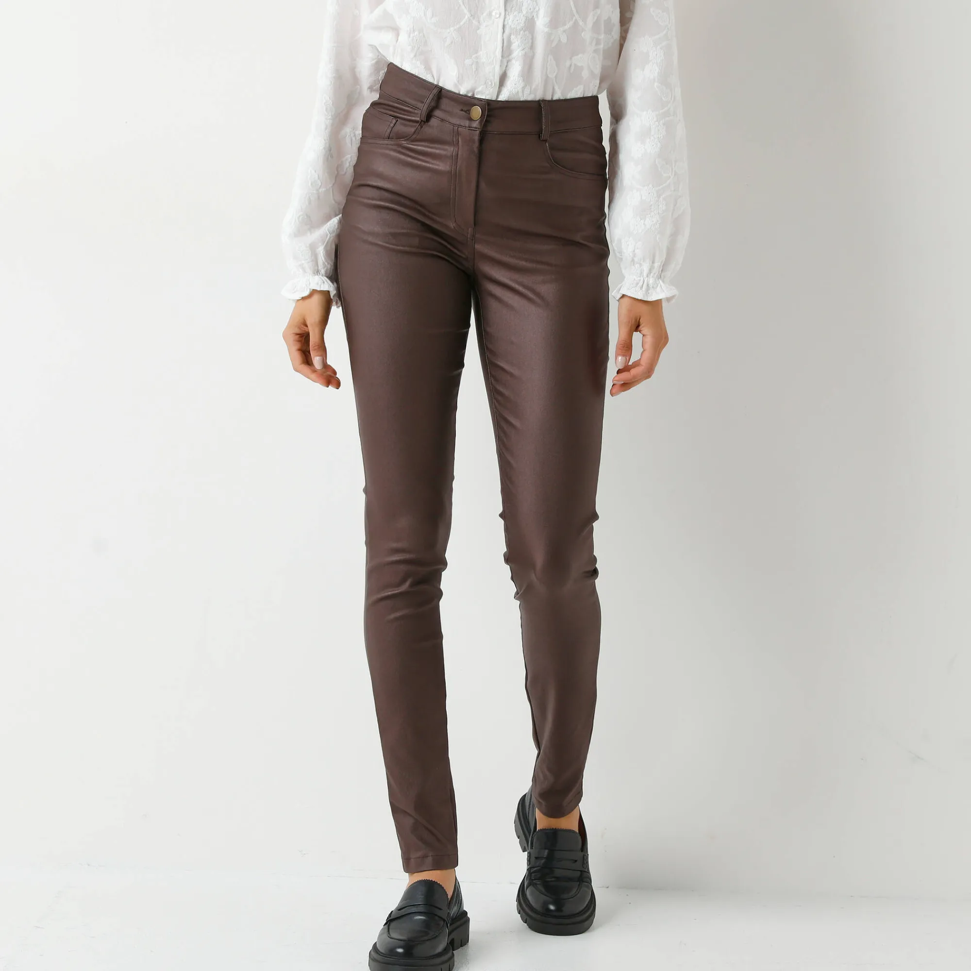 Broek<Blancheporte Ultrarekbare, nauwsluitende broek met coating chocolade