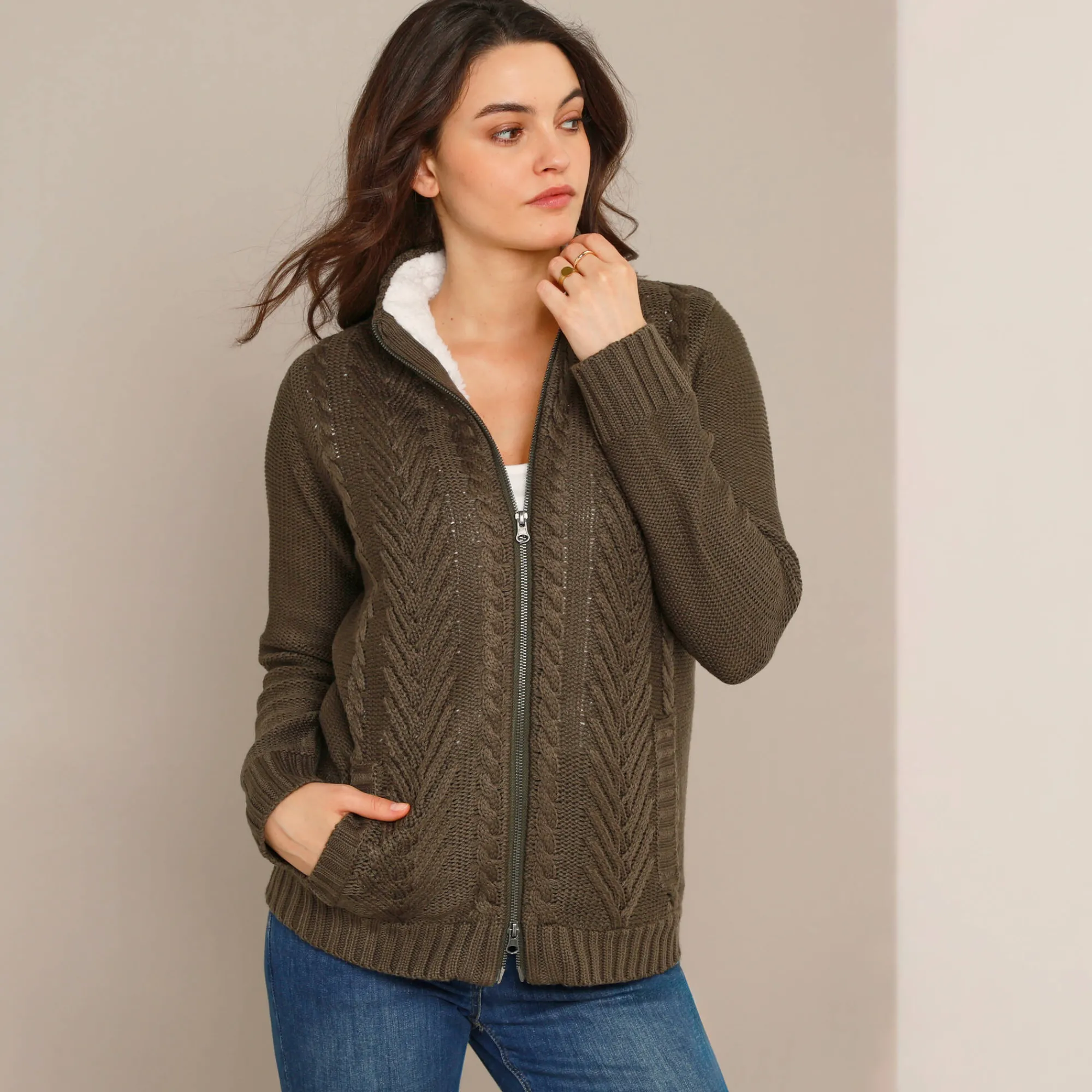 Trui En Vest<Blancheporte Vest met rits en kabelmotieven, gevoerd met pluchetricot donkerkaki