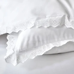 Effen Bedlinnen|Kussensloop<Colombine bedlinnen met borduursel ® wit