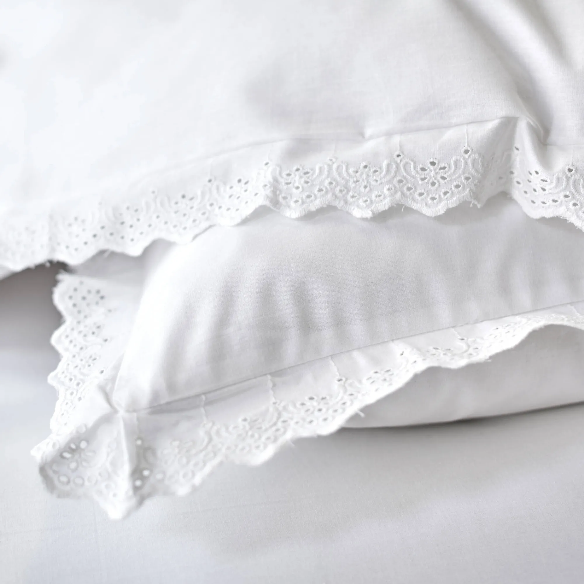 Effen Bedlinnen|Kussensloop<Colombine bedlinnen met borduursel ® wit