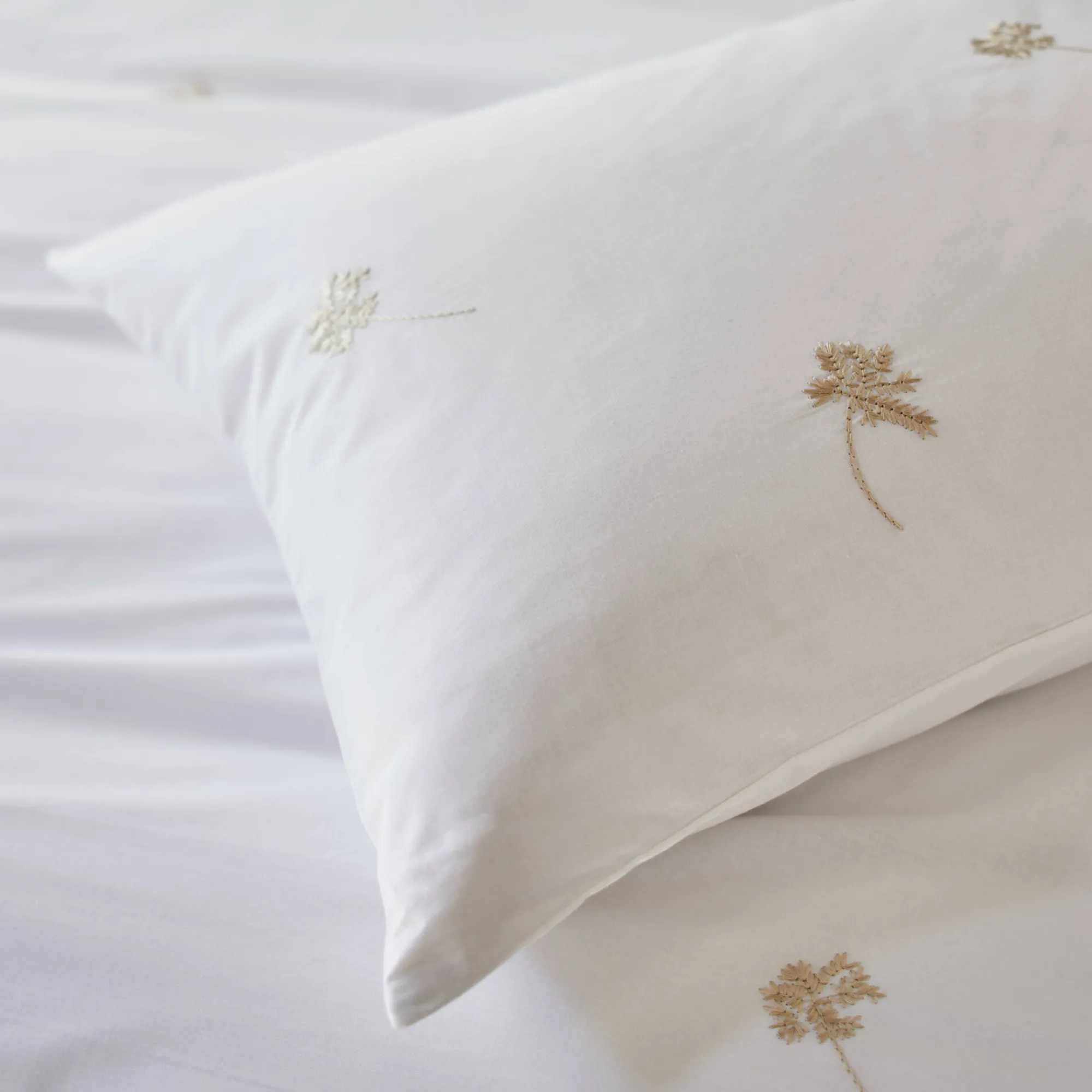 Effen Bedlinnen|Kussensloop<Blancheporte bedlinnen met geborduurde bloemen Colombine® wit
