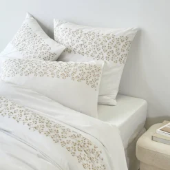 Effen Bedlinnen|Kussensloop<Colombine bedlinnen met geborduurd bladerenmotief ® wit